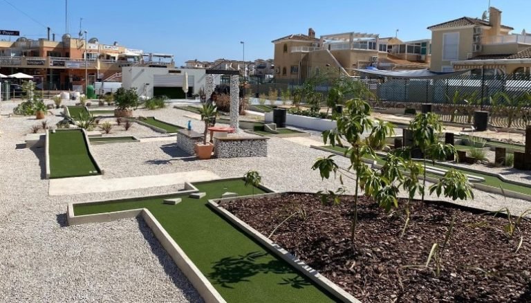 alt="Pitcher and Putt Crazy Golf"